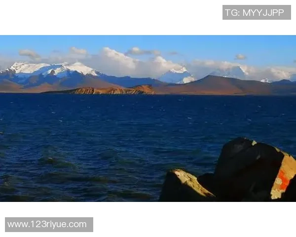 西藏足球王的传奇之路与梦想追逐：从草根到顶尖球员的奋斗故事